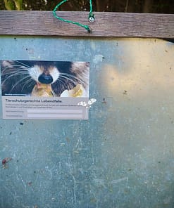 Alternative view of Fallenschild, Fangjagdschild, Waschbär mit Gänseei, magnetisch