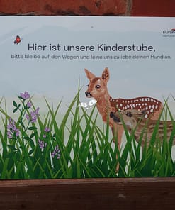 Alternative view of Hinweisschild "Kinderstube mit Rehkitz und Frischling"
