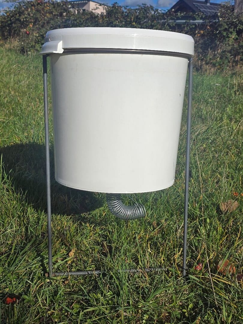 Fasanenfütterung - Set mit Metallgestell für Mischfutter, gebogene Spirale, Volumen 30 Liter