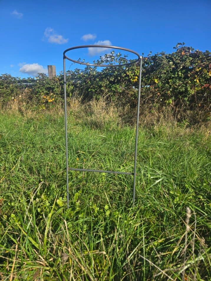 Fasanenfütterung - Set mit Metallgestell für die Getreidefütterung (6cm Spirale) - 30 Liter – Bild 3