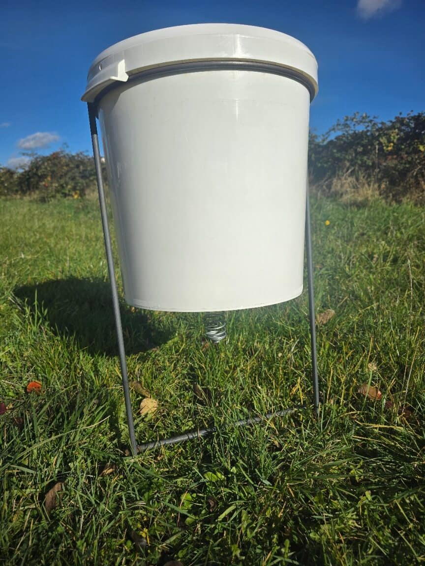 Fasanenfütterung - Set mit Metallgestell für die Maisfütterung (9cm Spirale), Volumen 30 Liter