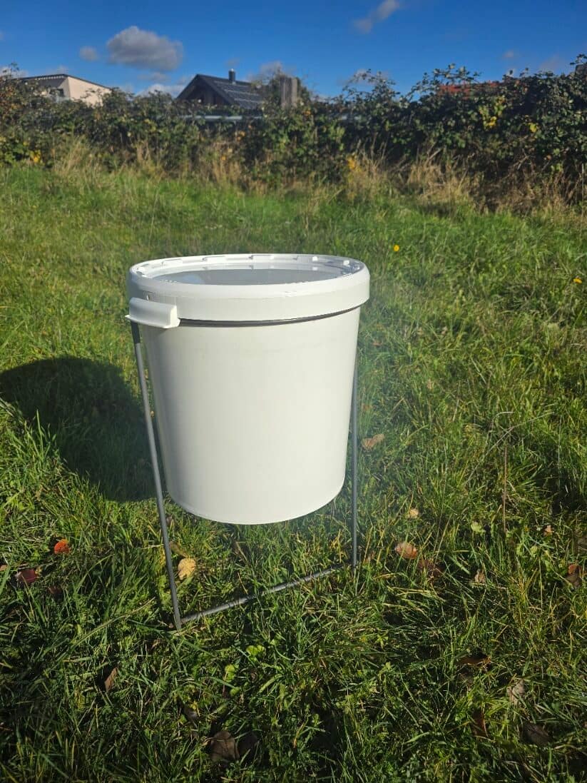 Fasanenfütterung - Set mit Metallgestell für die Getreidefütterung (6cm Spirale) - 30 Liter – Bild 2