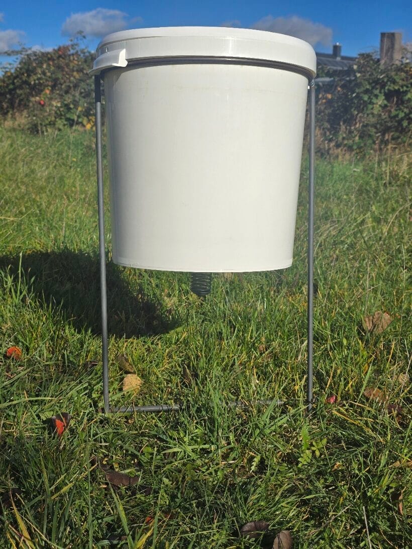 Fasanenfütterung - Set mit Metallgestell für die Getreidefütterung (6cm Spirale) - 30 Liter