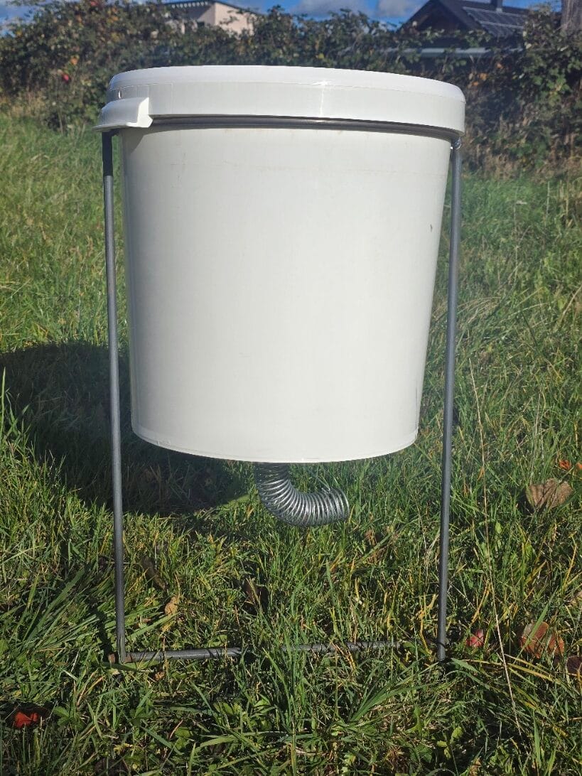 Fasanenfütterung - Set mit Metallgestell für Mischfutter, gebogene Spirale, Volumen 30 Liter